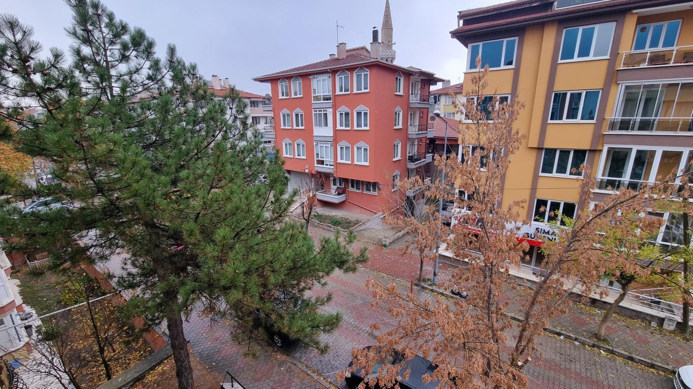 Kiralık CUMHURİYETTE 3+1 DOĞALGAZLI ARAKAT DAİRE