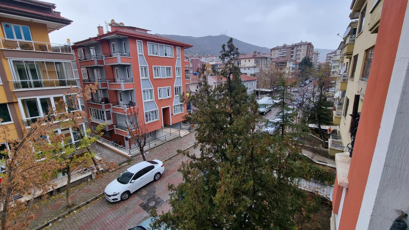 Kiralık CUMHURİYETTE 3+1 DOĞALGAZLI ARAKAT DAİRE