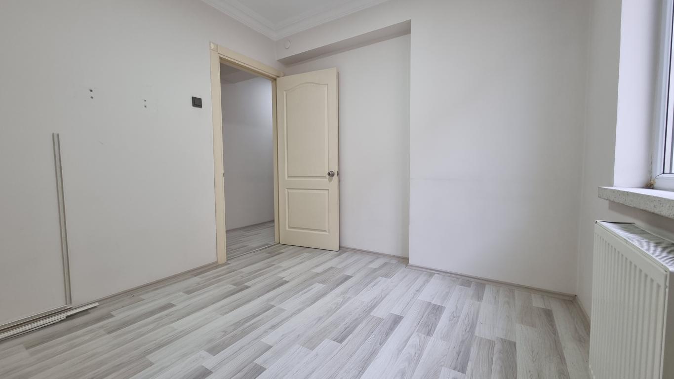 Kiralık CUMHURİYETTE 3+1 DOĞALGAZLI ARAKAT DAİRE